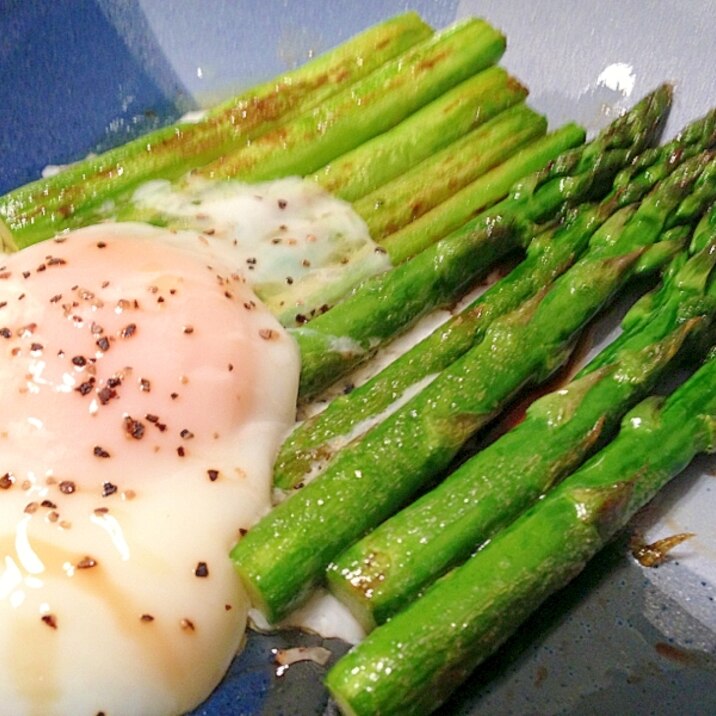 ご飯にもパンにも合う！アスパラソテー温玉添え☆